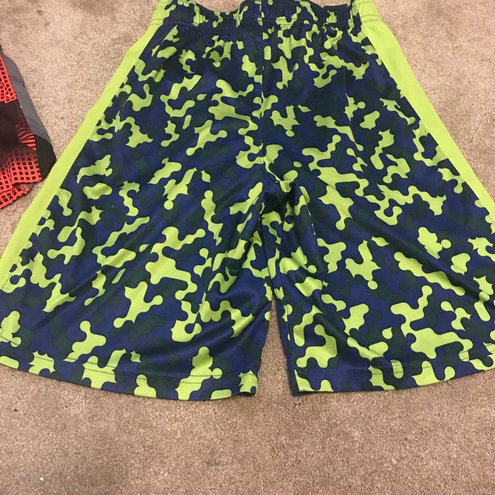 Great pair of medium size under armour boy shorts.